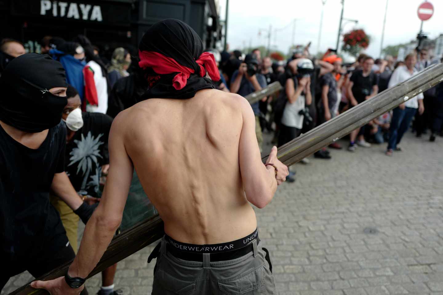 Encapuchados tratan de atacar a los gendarmes durante una manifestación contra el G-7 en Baiona.