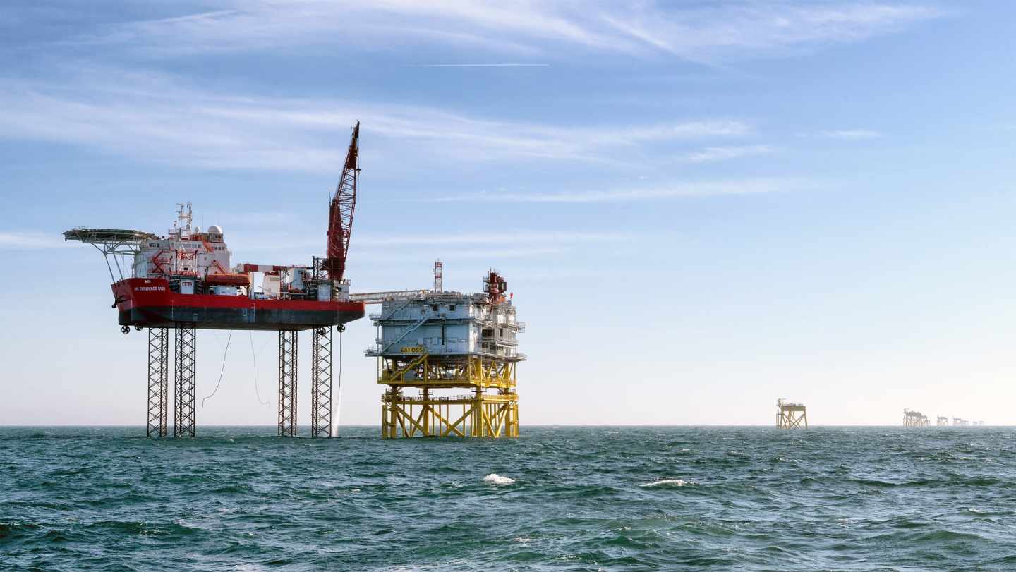 Instalación de la subestación del parque eólico marino de East Anglia One.