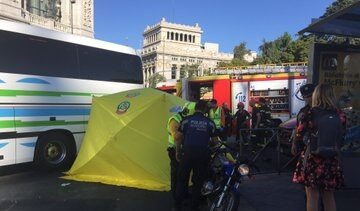 Muere una motorista arrollada por un autobús en la plaza de Cibeles