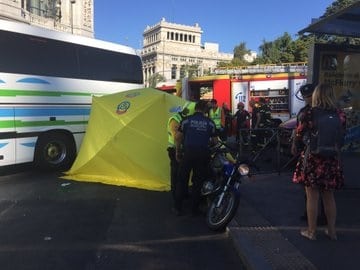 Los médicos del Samur atienden a la motorista atropellada en Madrid.