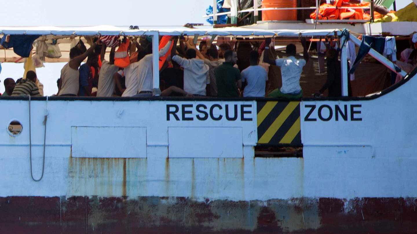 Inmigrantes a bordo del Open Arms, a la espera de poder desembarcar.