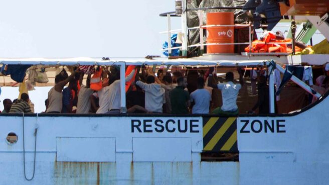 Inmigrantes a bordo del Open Arms, a la espera de poder desembarcar.
