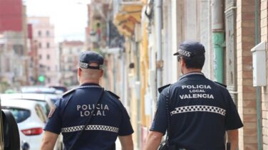 Un tranvía arrolla un coche patrulla con dos policías en Valencia