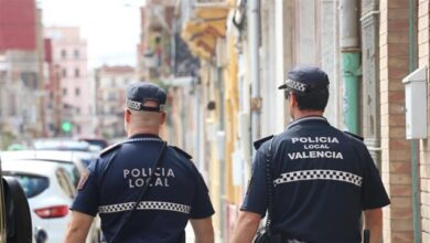 Un tranvía arrolla un coche patrulla con dos policías en Valencia
