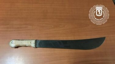 Detenido mientras defecaba por llevar un machete y tratar de agredir a un agente