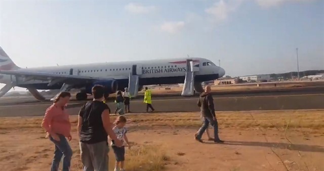 El aterrizaje de un avión en Valencia con un motor con fuego deja 19 heridos