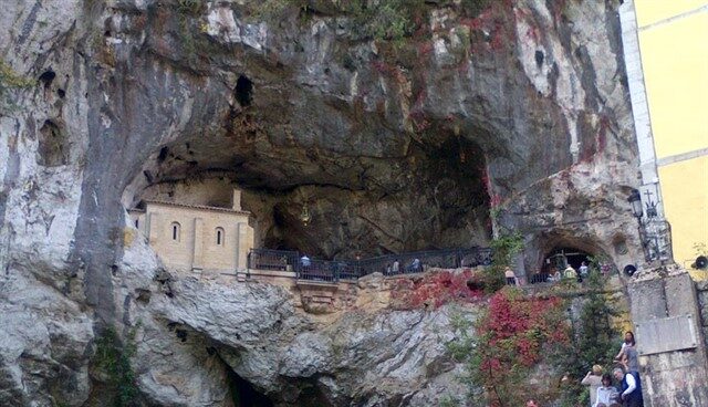 Muere el niño de tres años que cayó desde seis metros en Covadonga