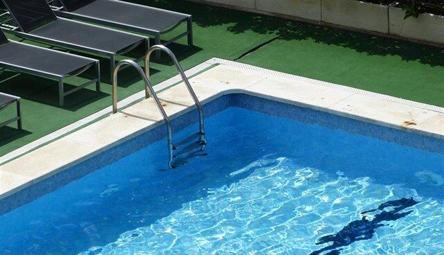 Cierran cuatro piscinas en La Manga debido al reto viral de defecar en el agua