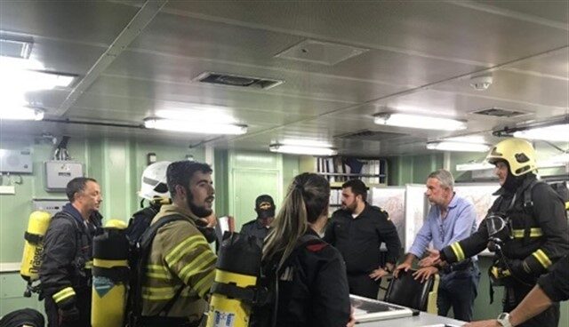 Equipos de extinción en el incendio de la fragata Cristóbal Colón.
