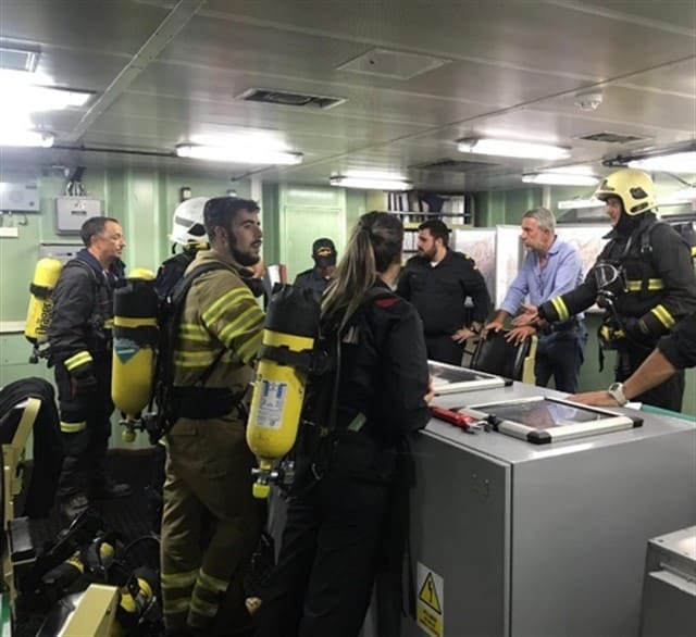 Equipos de extinción en el incendio de la fragata Cristóbal Colón.