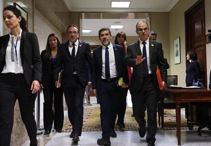 Jordi Sànchez (centro) junto a los también diputados suspendidos de JxCat Josep Rull y Jordi Turull.