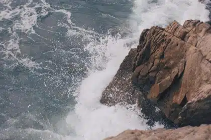 En estado crítico un hombre que intentó salvar a dos menores en una playa