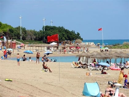 Bandera roja en playas de Vinaròs.