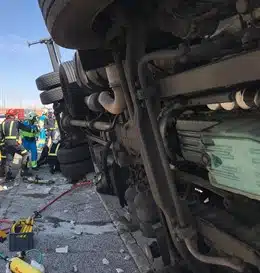 Los Bomberos de Madrid rescatan a un trabajador atrapado bajo un camión