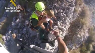 Vídeo del rescate de la Guardia Civil a una mujer y sus dos hijos en un acantilado