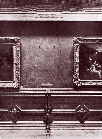 Los cuatro ganchos desnudos en la pared del Louvre que una vez sostuvo la Mona Lisa. De la biblioteca de imágenes de Mary Evans