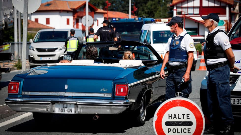 Un coche clásico cruza la frontera de Biriatou (Francia) este jueves, donde los controles son intensivos con motivo de la celebración de la cumbre del G7 en Biarritz.