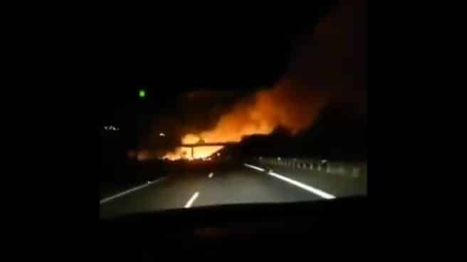 Incendio en Marbella, visto desde un vehículo en la AP-7.