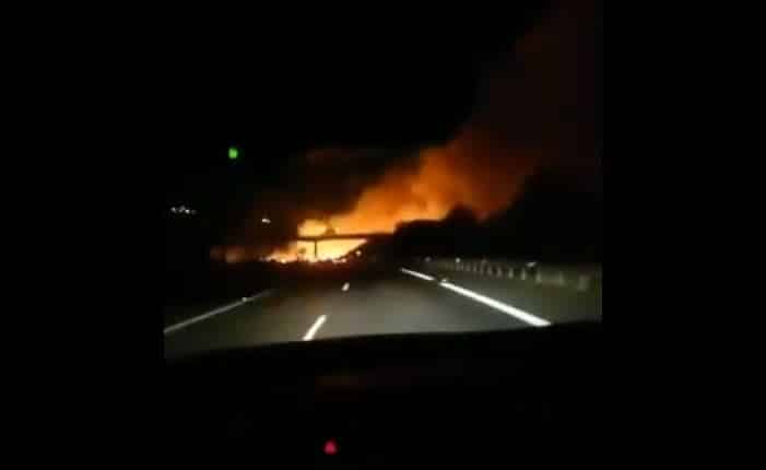 Incendio en Marbella, visto desde un vehículo en la AP-7.