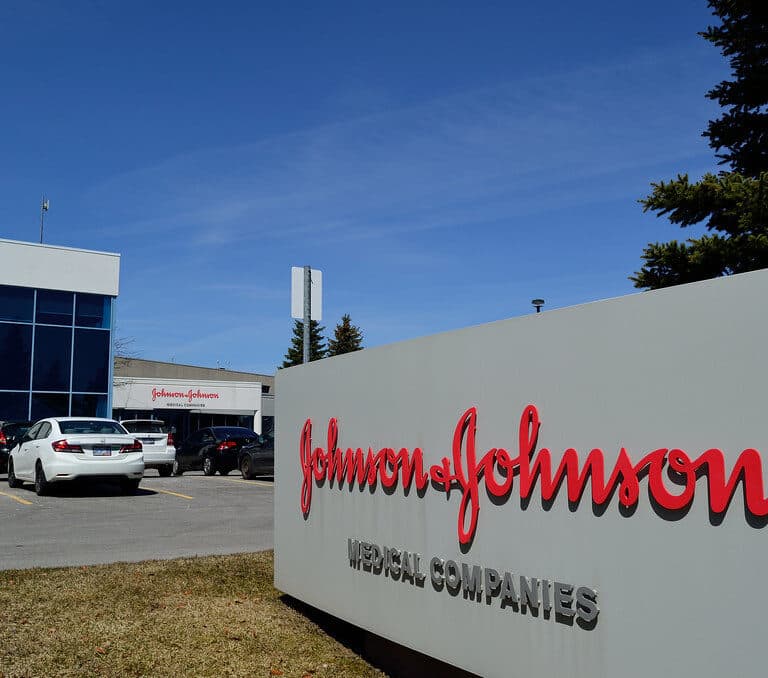 Condenan a Johnson & Johnson a pagar 572 millones de dólares por la crisis de opiáceos