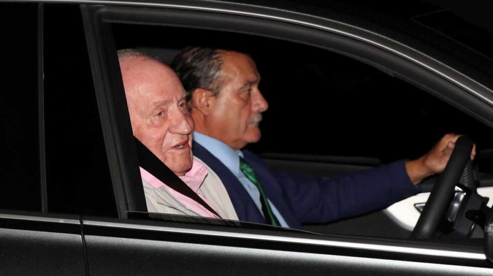 El rey Juan Carlos ingresa en el hospital donde se someterá este sábado a un triple bypass a corazón abierto.