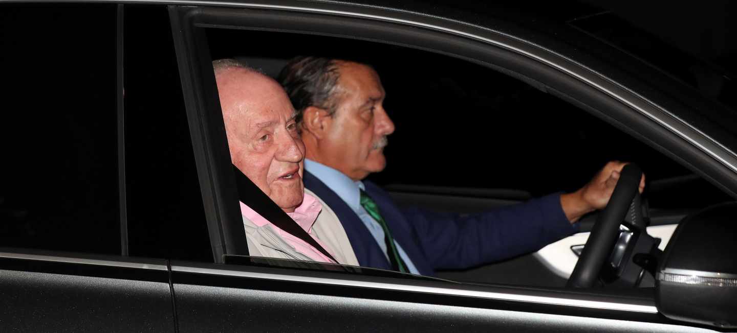 El rey Juan Carlos ingresa en el hospital donde se someterá este sábado a un triple bypass a corazón abierto.