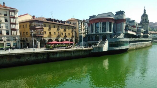 La ría de Bilbao teñida de color verde.