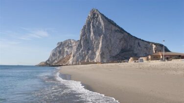 Cierran la playa de La Línea (Cádiz) por alteración biológica de las aguas