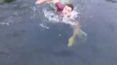Un dron corre el riesgo de caer a un lago y graba en vídeo su propio rescate