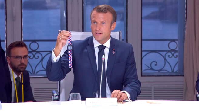 El presidente Emmanuel Macron muestra el obsequio que ha hecho a los líderes del G-7.