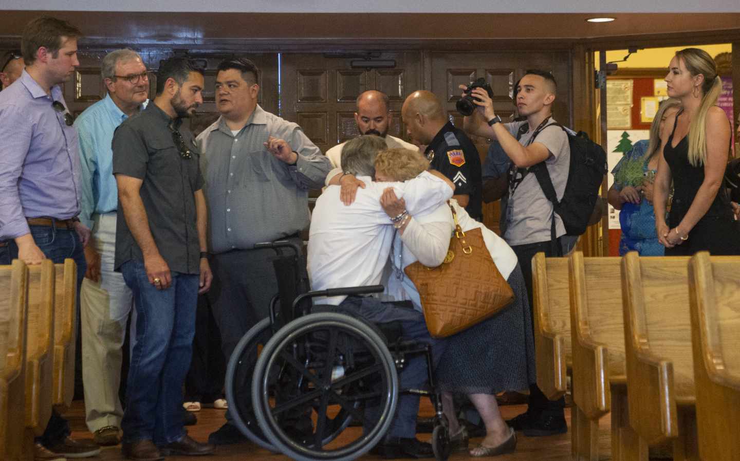 Familiares de las víctimas de la masacre de El Paso en una iglesia.