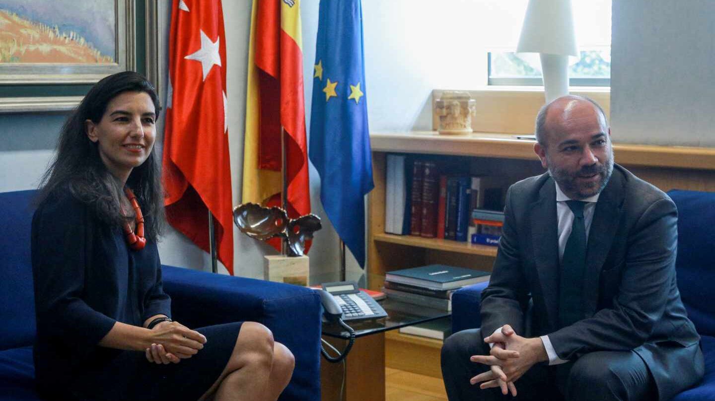 Rocío Monasterio con el presidente de la Asamblea de Madrid Juan Trinidad (Cs), este lunes.