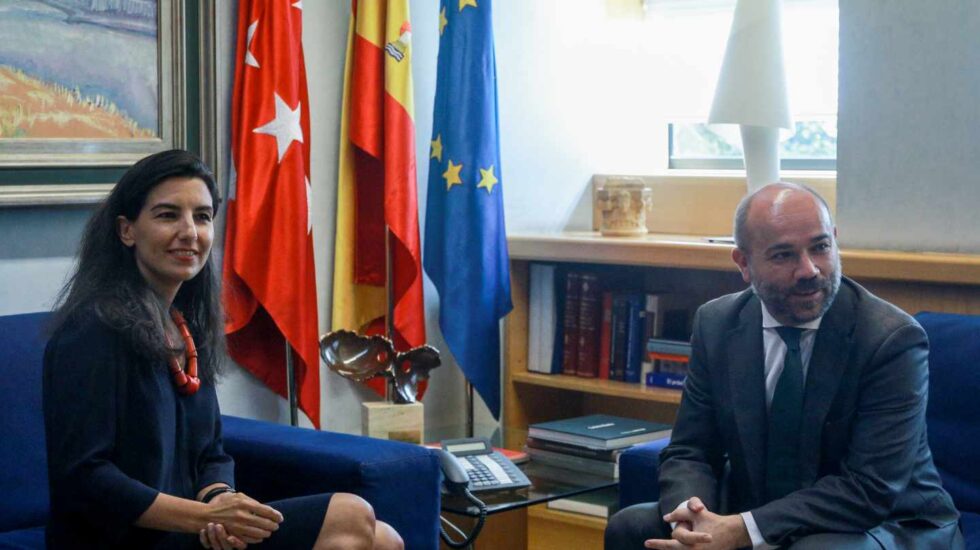 Rocío Monasterio con el presidente de la Asamblea de Madrid Juan Trinidad (Cs), este lunes.