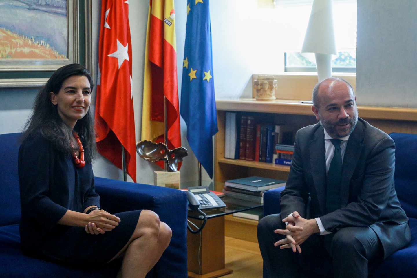 Rocío Monasterio con el presidente de la Asamblea de Madrid Juan Trinidad (Cs), este lunes.