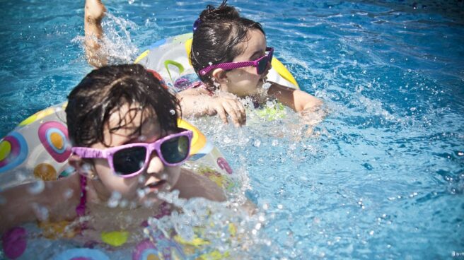 Que los niños lleven gafas de sol no es un capricho, es más importante que de adultos