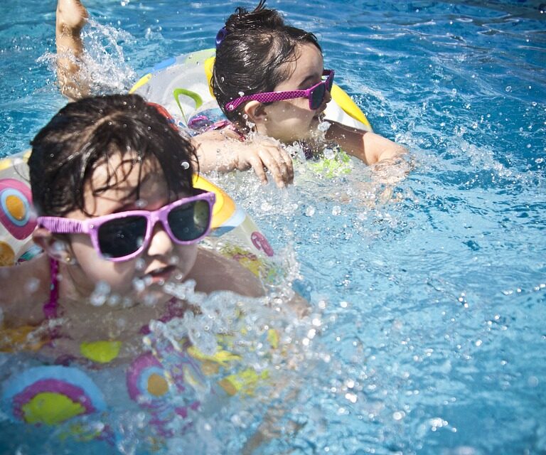 Que los niños lleven gafas de sol no es un capricho, es más importante que de adultos
