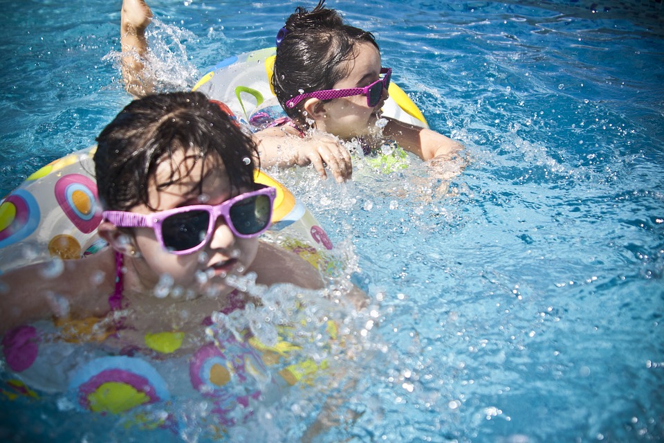 Que los niños lleven gafas de sol no es un capricho, es más importante que de adultos