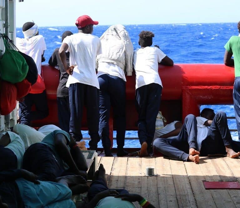 Alerta en el Ocean Viking: se quedará sin comida en cinco días con 356 migrantes a bordo