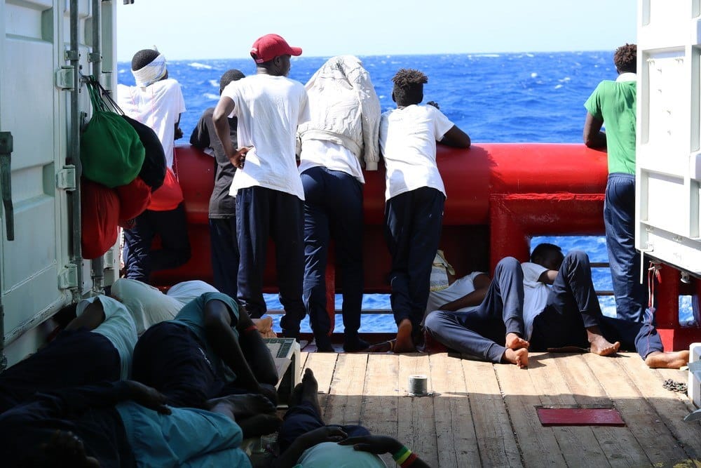 El Ocean Viking lleva 13 días esperando un puerto seguro con 356 migrantes a bordo, más de 100 de ellos menores.