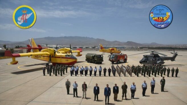 Pedro Sánchez posa junto a efectivos de las Fuerzas Armadas desplegados en Gran Canaria por el incendio forestal.
