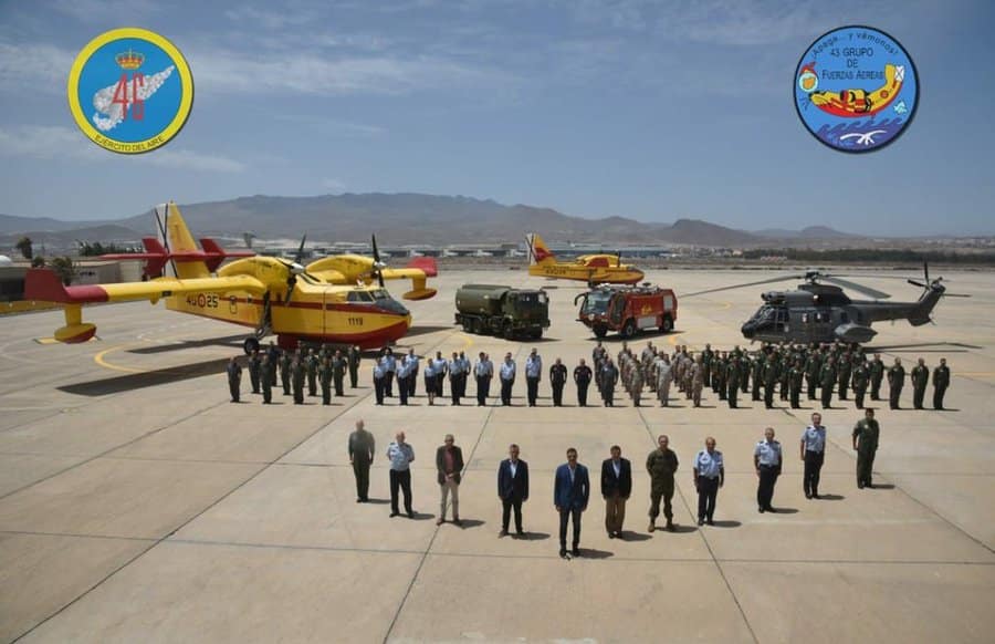 Pedro Sánchez posa junto a efectivos de las Fuerzas Armadas desplegados en Gran Canaria por el incendio forestal.