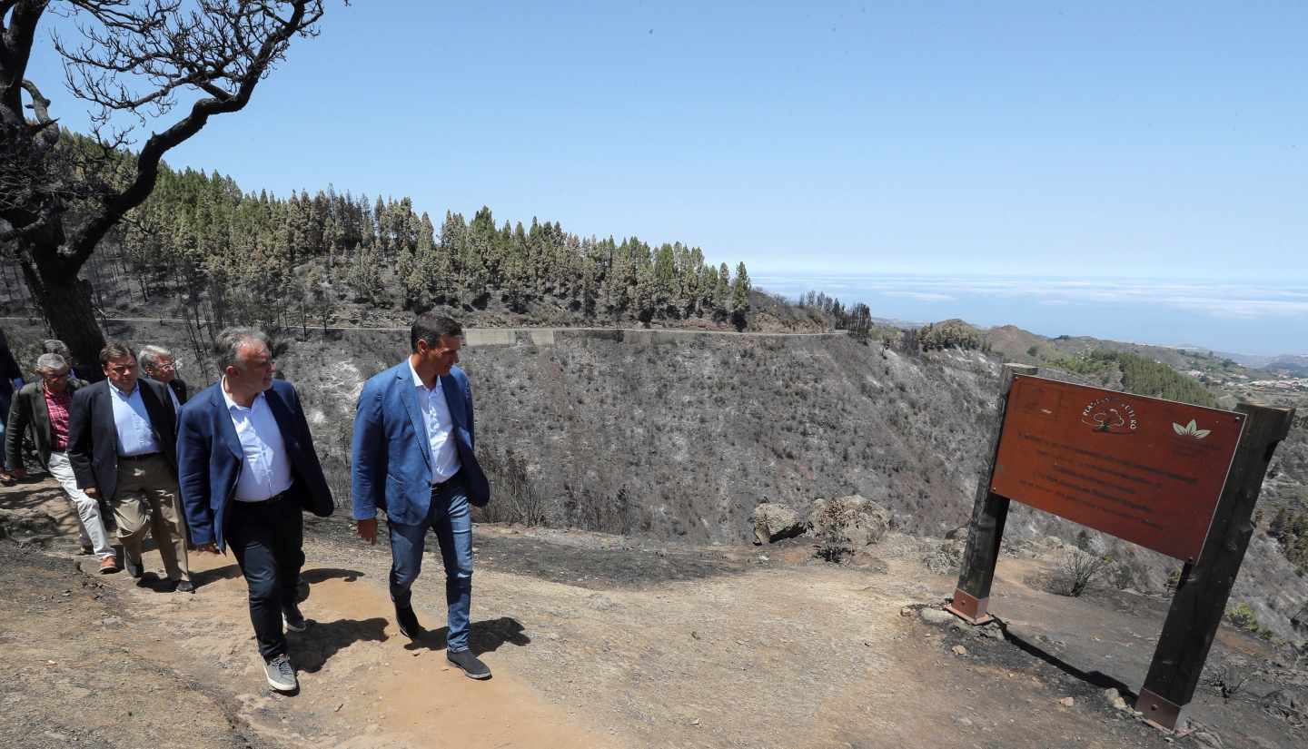 Pedro Sánchez, este jueves durante su visita a la zona afectada por el incendio de Gran Canaria.