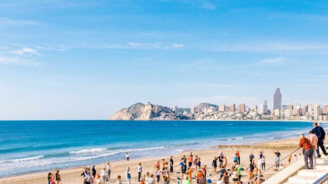 Un grupo de jubilados hace gimnasia en la playa, en Benidorm.