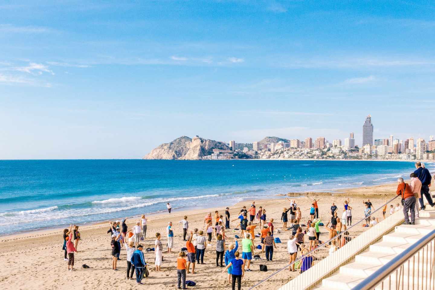 Un grupo de jubilados hace gimnasia en la playa, en Benidorm.