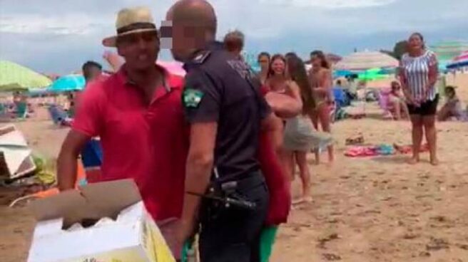 Un vendedor ilegal apuñala a un policía local de Punta Umbría, en Huelva