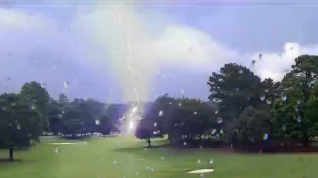 Un rayo ha golpeado el campo donde se disputa el torneo final de los PlayOffs de la FedEx Cup de golf.