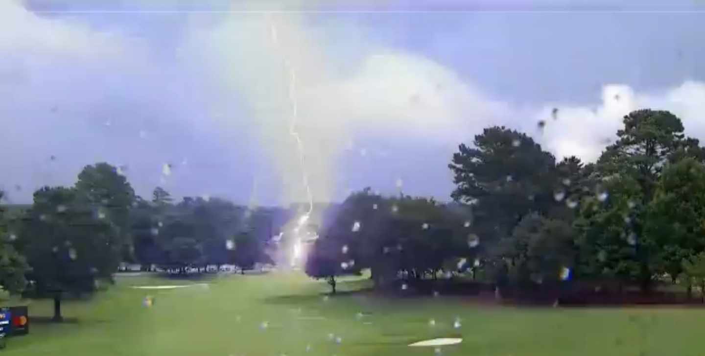 Un rayo ha golpeado el campo donde se disputa el torneo final de los PlayOffs de la FedEx Cup de golf.