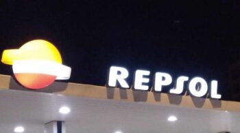 Repsol abre la veda y mantendrá los 30 céntimos de descuento ante un verano de precios por las nubes en la gasolina