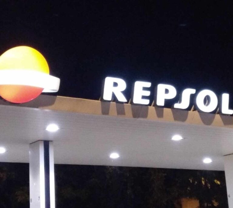 Repsol eleva la guerra con Cepsa y BP lanzando descuentos de 40 céntimos con los combustibles en máximos históricos