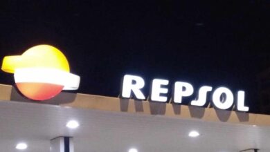 Repsol vuelve a anticiparse al Gobierno y ofrece descuentos de 10 céntimos por litro a los transportistas